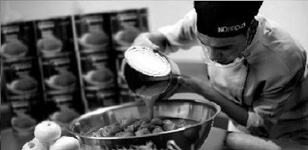 Imagen de un chef preparando la clásica receta pomodoro de los restaurantes NONSOLO